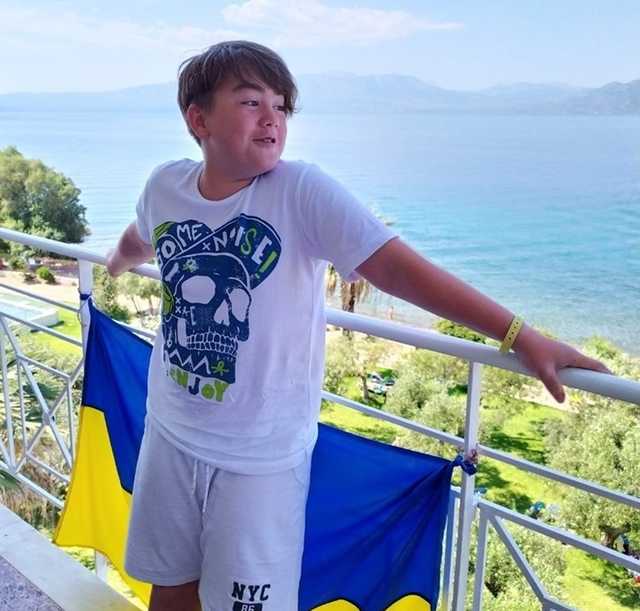 Выгнали детей из-за флага! Популярный отель Греции попал в громкий скандал с украинцами