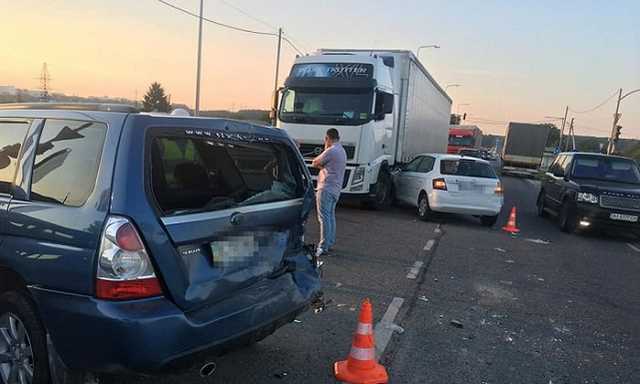 На трассе Киев – Чоп столкнулись семь автомобилей