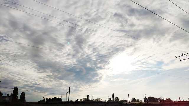 В Киеве ветром сорвало крышу здания: момент попал на видео