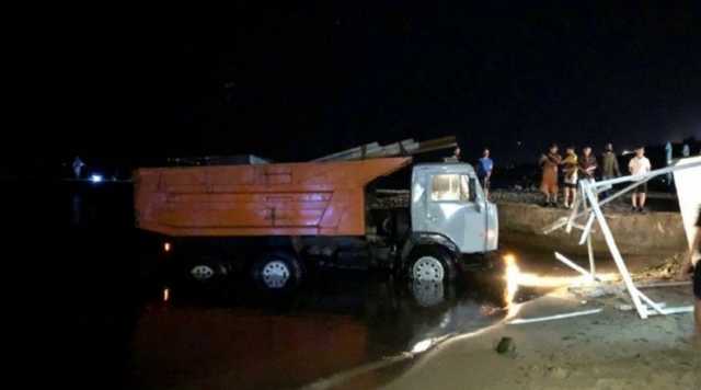 В Одессе многотонная фура скатилась в море