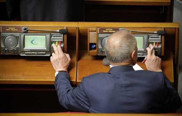 Штрафы не искоренят кнопкодавство в Раде – политолог