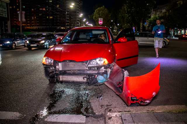 В Киеве иномарка снесла забор и перевернулась