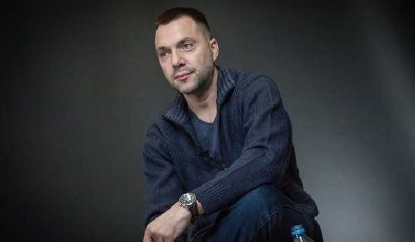 "Возомнивший дилетант": Арестович раскритиковал Зеленского из-за скандала с Климкиным