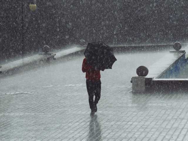 В Киеве после ливня затопило известный магазин косметики