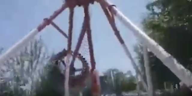 В Узбекистане на ходу рухнул опасный аттракцион: появилось жуткое видео