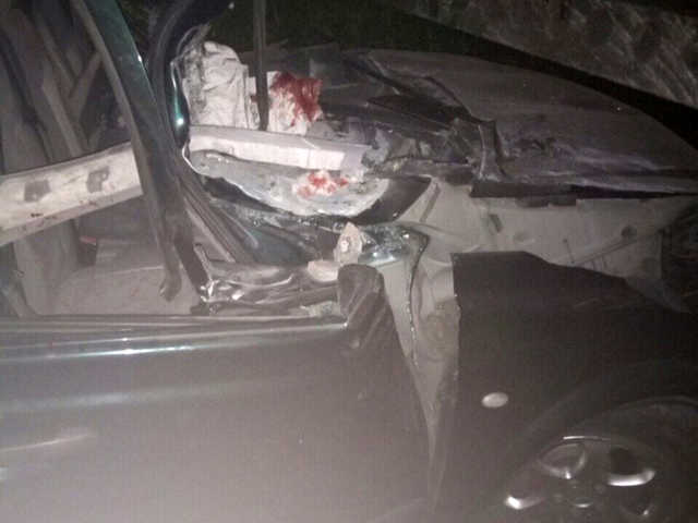 Под Днепром автомобиль въехал в железнодорожную остановку: четыре человека пострадали