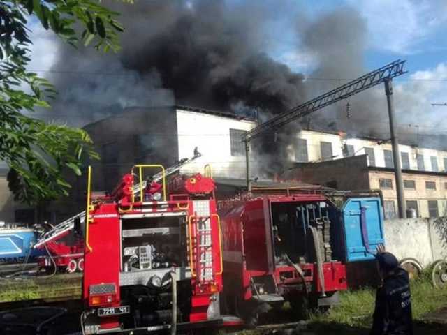 Тушили пожар 2 часа: Во Львове горело локомотивное депо