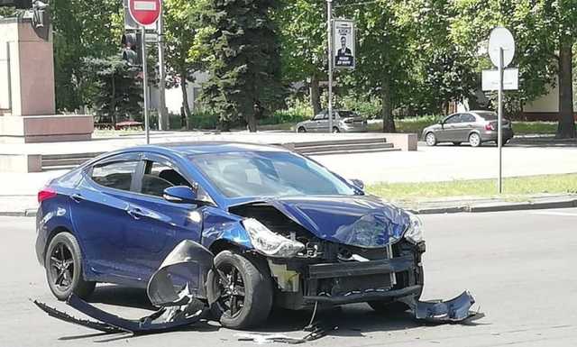 В Николаеве водитель легковушки врезался в военный автомобиль