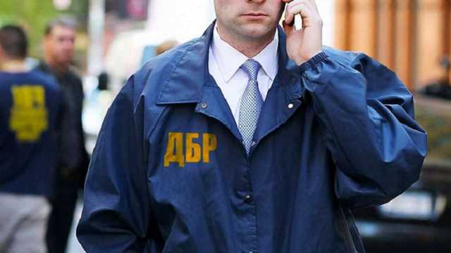 ДБР перевіряє, як затриманий у кайданках міг застрелитися у відділку поліції