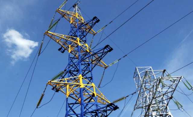 В Харькове КамАЗ сбил высоковольтную опору