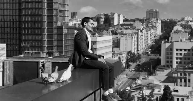 Компания Apple сняла атмосферную рекламу на улицах Киева