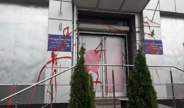 В Харькове снова облили краской офис партии Бойко-Медведчука