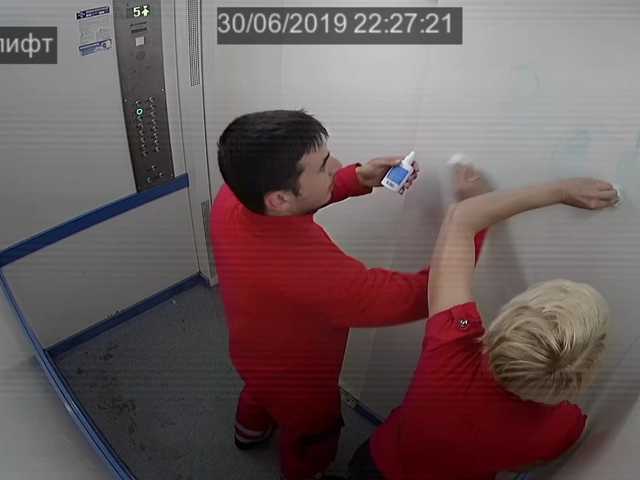 Врачи скорой помощи в Киеве исписали стенки лифта агитацией за Зеленского