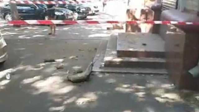 В центре Днепра с фасада здания на женщину упала часть декора