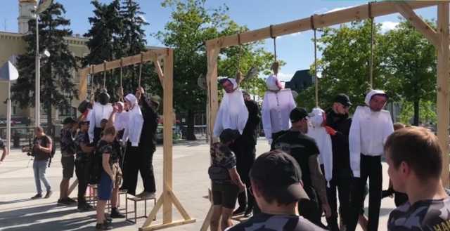 В центре Харькова установили две виселицы