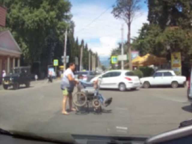 В Крыму женщина пыталась выбросить мужчину из инвалидной коляски, спровоцировав массовую драку