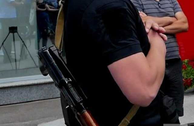 Кандидат в депутати ходить по Чернігову з озброєними автоматами охоронцями