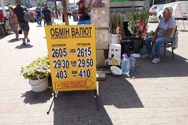 Доллар сильно обвалили. Бизнес готовится к худшему