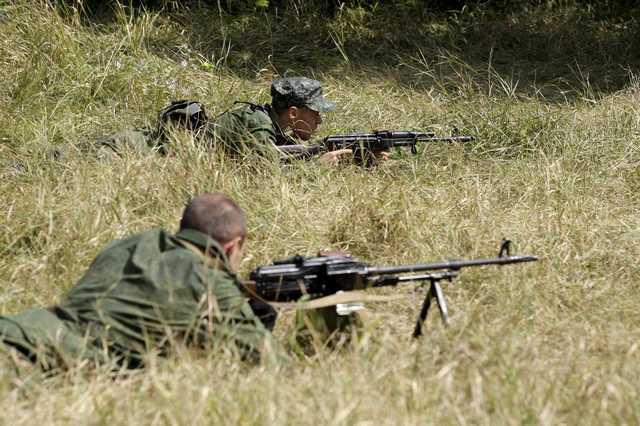“Лупят постоянно”: оккупанты все чаще подходит к украинским позициям, прикрываясь “зеленкой”