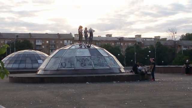 Пьяные подростки устроили “танцы” на стеклянном куполе над станцией метро “Дорогожичи”