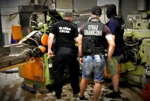 В Польше задержаны 12 украинцев в подпольном цехе по производству сигарет