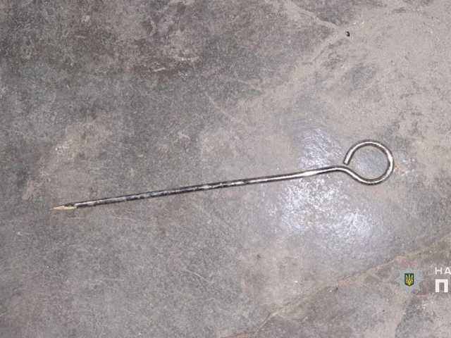 Под Киевом мужчина ударил свою жену заточкой в спину из-за ревности