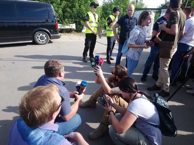 Зеленський і його прес-служба проігнорували акредитованих журналістів у Станиці Луганській