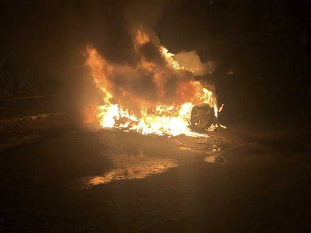 На Позняках в Киеве сгорел Opel