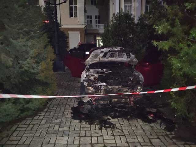 В Херсоне злоумышленники подожгли автомобиль помощницы кандидата в парламент от "Слуги народа"