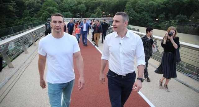 Уже больше месяца в Киеве закрыт вход на «стеклянный» мост