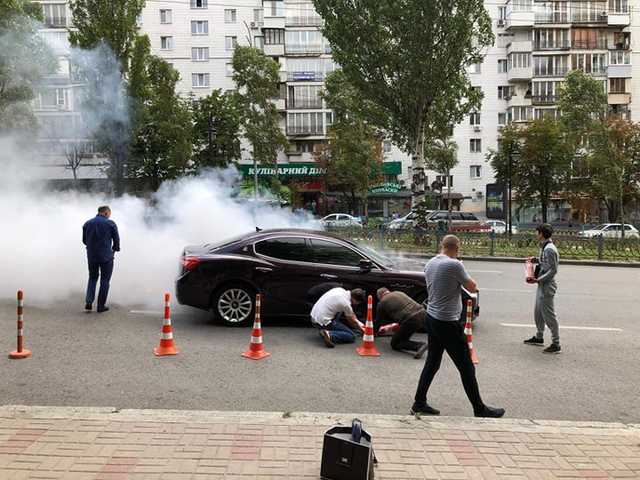 В центре Киева сгорел автомобиль Maserati