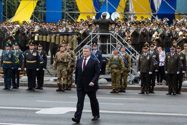 В Украине лишних денег на парады нет — мнение