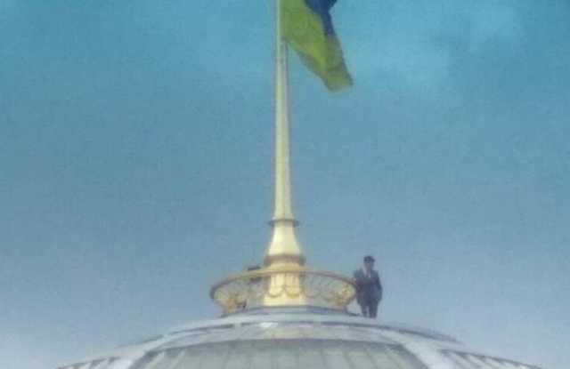 Не Зеленский: раскрыто имя незнакомца на крыше Рады