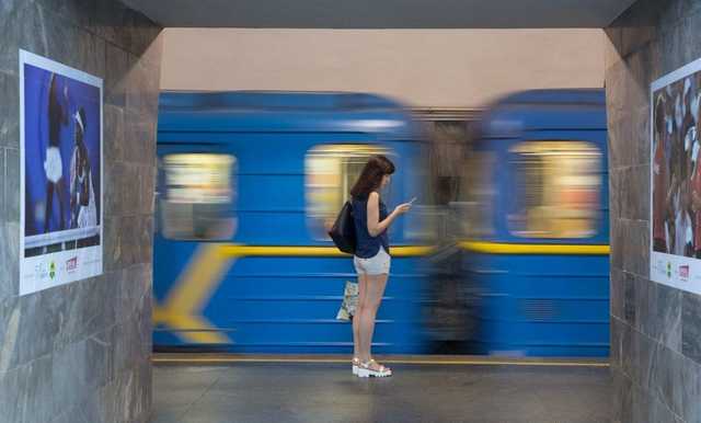 Жінка, яка впала під поїзд метро в Києві, загинула, – ЗМІ