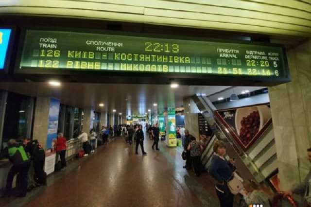 Ночью на железнодорожном вокзале в Киеве задымился локомотив поезда