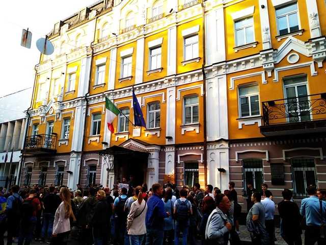 У посольства Италии в Киеве протестуют против приговора Маркиву