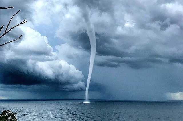 Смерч устроил панику на пляже Одессы: торнадо попал на видео