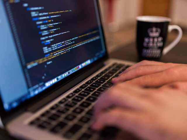 Массовое нелегальное трудоустройство украинцев в Чехии связано с недостаточным количеством виз - эксперт