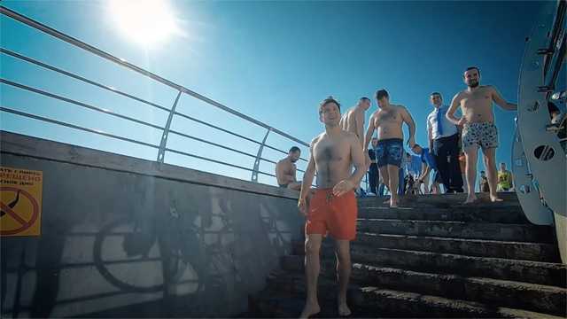 Зеленский со своей командой искупался в Черном море в Одессе