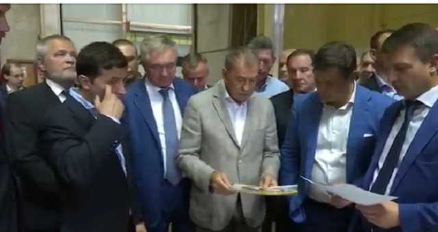 В Сеть попало видео, как чиновник на «Южмаше» отчитывается перед жующим жвачку Богданом