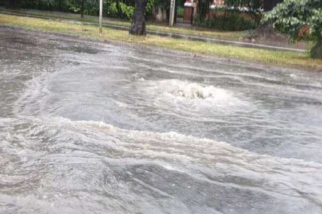 Черновцы "поплыли" после мощного ливня: впечатляющие видео