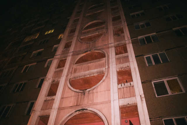 В Киеве на Харьковском женщина нашла сына повешенным