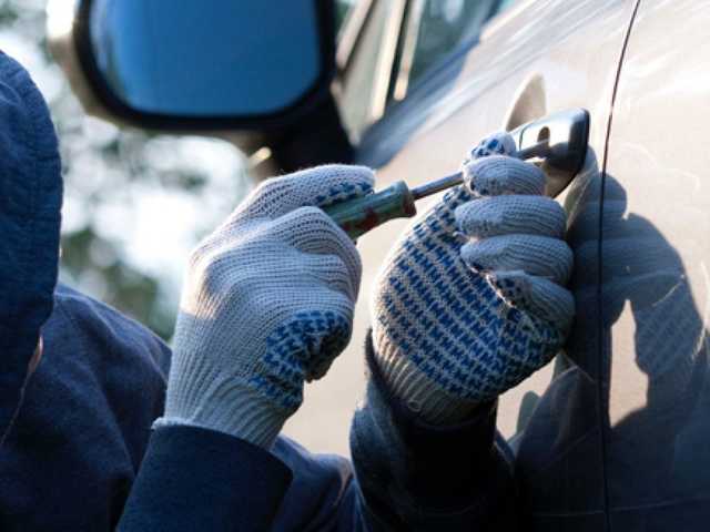 Дерзкий угон автомобиля с платной стоянки на столичных Позняках попал на видео