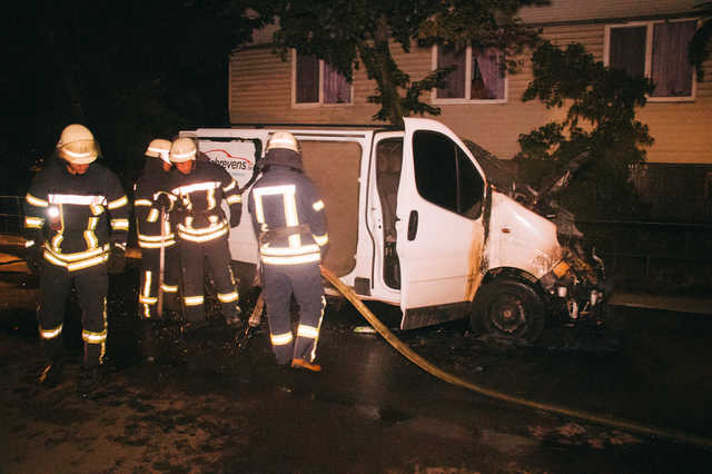 На столичных Березняках ночью горел микроавтобус