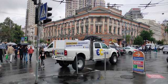 Автомобиль “Европейской солидарности” заблокировал движение пешеходов