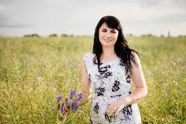 Кандидатку від «Слуги народу» застукали за поцілунками зі співробітником ОВК