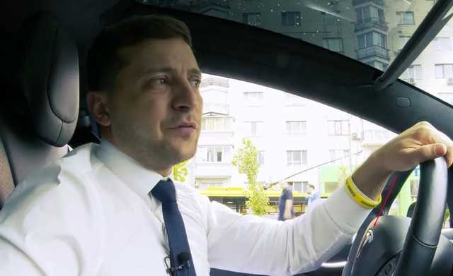 Зеленский проехал за рулем Tesla и обратился к украинцам