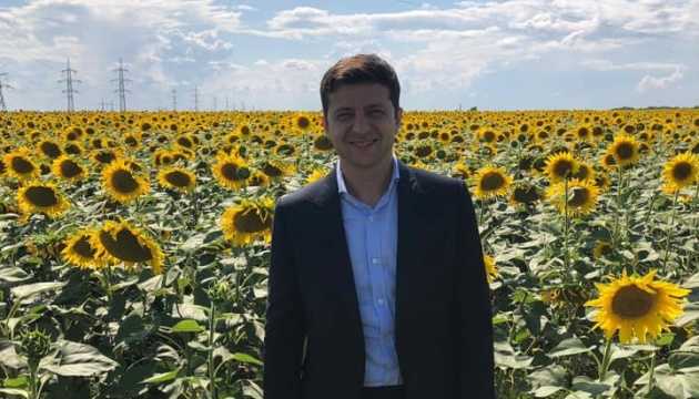 Зеленский оказался в подсолнухах не один