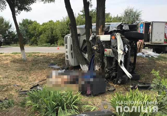 В Запорожской области фура влетела в легковушку, водитель грузовика погиб