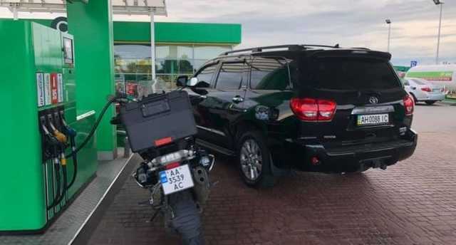 «Иди на х*й»: в сети бурно обсуждают вопиющий случай на заправке